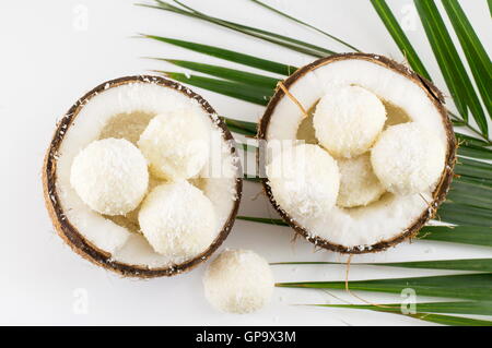 Cookies Noix de coco dans un bol faites de fruits frais Banque D'Images