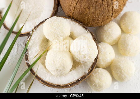 Cookies Noix de coco dans un bol faites de fruits frais Banque D'Images