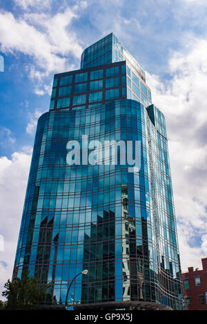 NEW YORK, USA - 16 août 2016 : tour d'Astor Place à New York. Ce bâtiment de 21 étages a été conçu par Charles Gwathmey. Banque D'Images