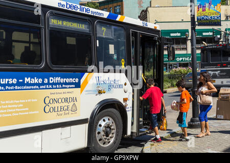 Les passagers à bord d'un comté de Westchester Bee-line bus système à un arrêt d'autobus à Yonkers, New York. Banque D'Images