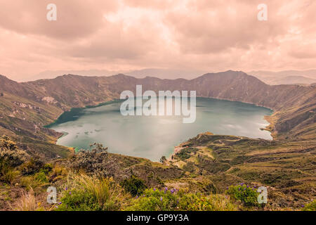 Vue sur le lac de Quilotoa, Equateur, Amérique du Sud Banque D'Images