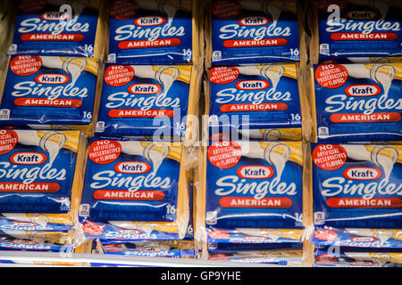 Des célibataires Kraft fromage américain des paquets sur les cas d'affichage dans le réfrigérateur à l'épicerie Banque D'Images