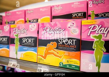 Produits de soins d'hygiène féminine sur une étagère dans un magasin Banque D'Images