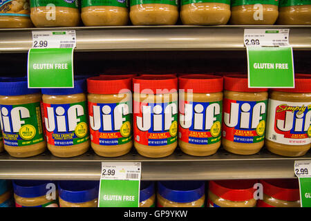 Pots de beurre d'arachide Jif sur une étagère dans une épicerie Banque D'Images