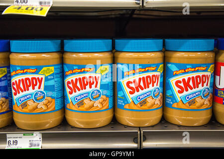 Pots de beurre d'arachide Skippy sur l'étagère de l'épicerie Banque D'Images