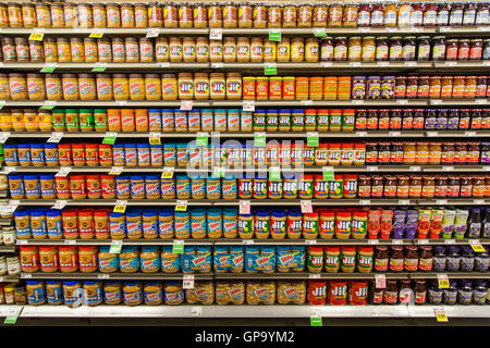 Pots de beurre d'arachides et de gelée d'affiché sur les tablettes à l'épicerie Banque D'Images