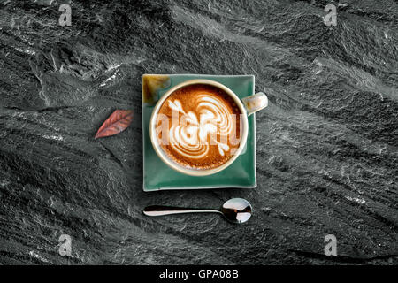 Close up Green Coffee cup sur fond noir table de pierre Vue de dessus Banque D'Images