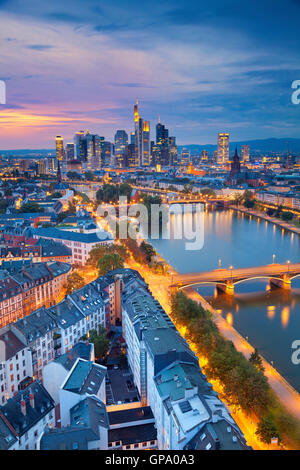 Frankfurt am Main. Image de Frankfurt am Main skyline pendant le crépuscule heure bleue. Banque D'Images