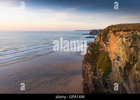 Lumière du soir sur la plage et les falaises de Whipsiderry Newquay, Cornwall. Banque D'Images