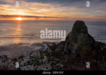 Spectaculaire coucher de soleil sur la plage de Whipsiderry à Newquay, Cornwall. Banque D'Images