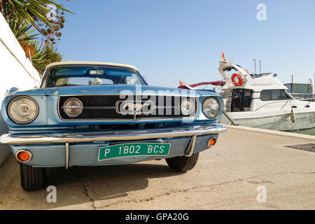 Ford Mustang décapotable 200, stationné dans un port de luxe, Cabopino, Espagne. Banque D'Images