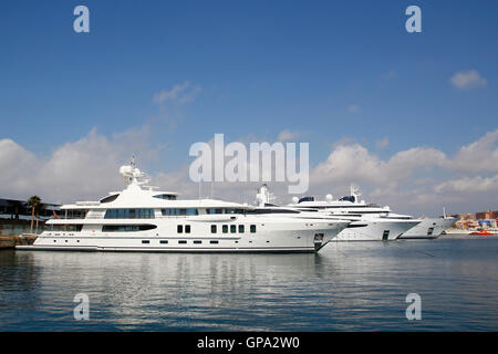 Luxury yachts amarrés dans le port Banque D'Images