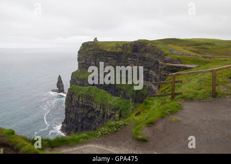 Les falaises de Moher en Irlande, un monument touristique Banque D'Images