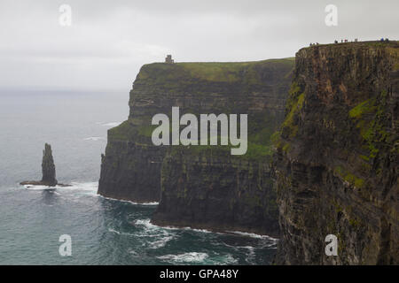 Les falaises de Moher en Irlande, dans un jour nuageux Banque D'Images