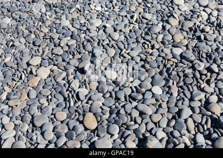 Pierre de galets volcaniques contexte le volcan Mavra Volia gravel beach sur l'île de Chios, Grèce Banque D'Images