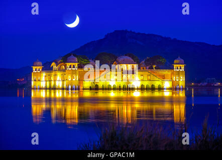 Le palais Jal Mahal dans la nuit. Jal Mahal (palais d'eau) a été construit au cours du 18e siècle au milieu d'homme Sager Lake. Banque D'Images