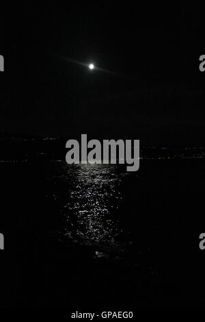 Réflexions de pleine lune sur le lac de Garde en Italie Banque D'Images