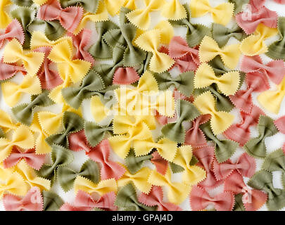 Pâtes Farfalle multicolores sur fond blanc Banque D'Images