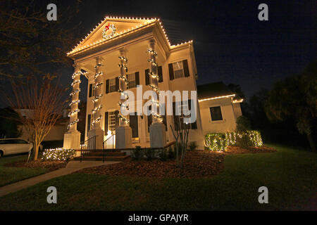 Une maison coloniale avec beaucoup de lumières de Noël Banque D'Images