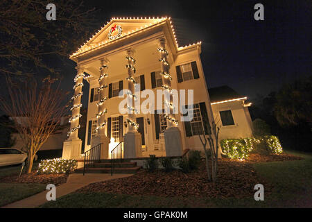 Une maison coloniale avec beaucoup de lumières de Noël Banque D'Images