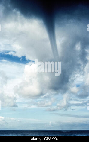 Une trombe marine se développe à partir de nuages de tempête sur l'océan Pacifique au large de la côte sud de la Californie, USA. Banque D'Images