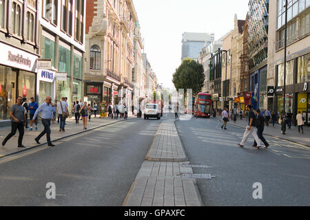 Londres, Angleterre, Royaume-Uni - 30 août 2016 : les piétons traversent la rue Oxford au début des heures. A Oxford Road autour de 300 boutiques. Banque D'Images