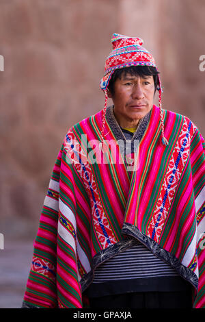 Pisac, Pérou - 15 mai : l'homme qui marche habillé de belles couleurs et des vêtements traditionnels dans le marché de Pisac. 15 mai, 2016 Banque D'Images