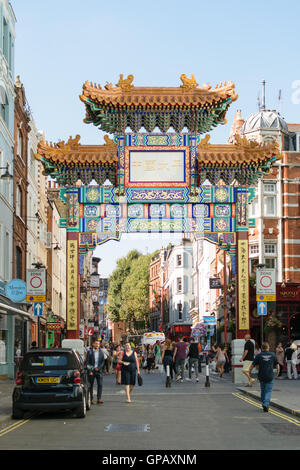 Londres, Angleterre - 30 août 2016 : Les gens passent par le nouveau portail chinois sur Wardour Street dans le quartier chinois. Banque D'Images