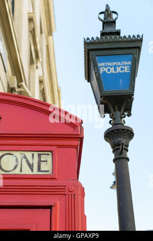 Metropolitan Police post marqué près de red symbole téléphone fort à Londres, Angleterre Banque D'Images