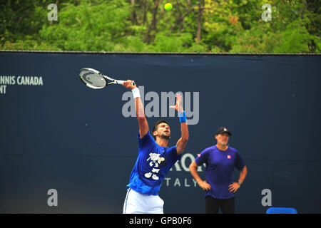 Novak Djokovic au service de la coupe du tournoi de tennis 2016 Roger à Toronto. Banque D'Images