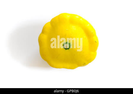 Un jaune patty pan squash vues d'en haut sur un fond blanc. Banque D'Images