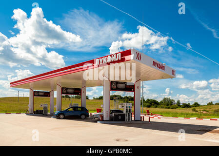 Station Lukoil avec voitures de ravitaillement Banque D'Images