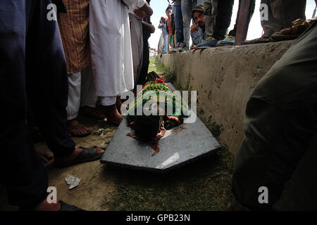 Srinagar, Inde. 09Th Sep 2016. (Note de l'Éditeur : Image représente la mort) Les gens offrent des prières funéraires Sultan Danois de 12 ans un garçon de l'école de Srinagar, la capitale d'été du Cachemire sous contrôle indien. Un garçon de l'école danoise est noyé dans la rivière Jhelum après avoir été prétendument pourchassé par les forces indiennes. Des manifestations et des affrontements ont été signalés dans de nombreuses régions de Srinagar, lorsque le cadavre du danois était sortit de la rivière Jhelum, vendredi. Plus tard, les gens ont participé en grand nombre aux funérailles de Danois à Srinagar © Umer Asif/Pacific Press/Alamy Live News Banque D'Images