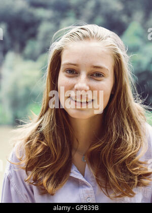 Cute girl portrait d'adolescent aux cheveux blonds smiles Banque D'Images