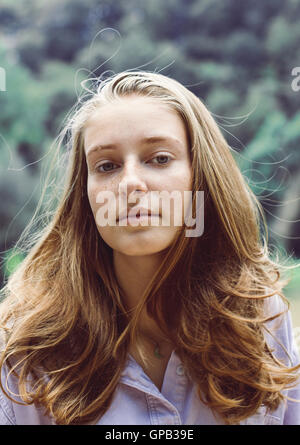 Cute girl portrait d'adolescent aux cheveux blonds, à la réflexion Banque D'Images