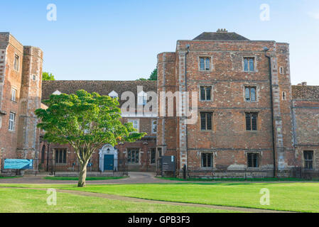 L'ancien bâtiment Palace sur vert Cathédrale Ely en abrite aujourd'hui le 6e Centre de la King's School, España. Banque D'Images