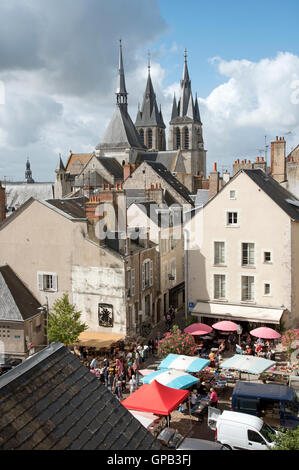 L'église de Saint Nicolas domine le marché hebdomadaire dans le centre-ville de Blois situé dans la région de la Loire de France Banque D'Images