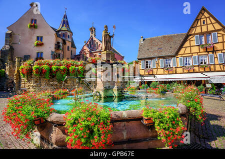 Maisons médiévales à colombages ornées de fleurs à Eguisheim village le long de la route des vins en Alsace, France Banque D'Images