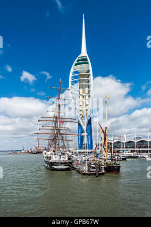 Portsmouth Unis Tour Spinnaker avec centre commercial et restaurants à Le port de Portsmouth en Angleterre Banque D'Images