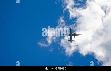 Passage au-dessus de ciel bleu. Avion sur une trajectoire vers l'aéroport de St John's, Terre-Neuve, Canada. Banque D'Images