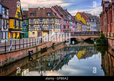 Médiévale colorés façades à pans de bois reflétant dans l'eau, Colmar, Alsace, France Banque D'Images