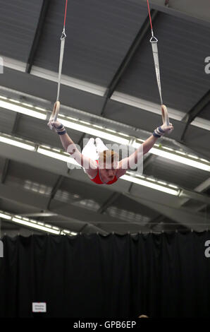 L'Angleterre Euan Cox en action sur les anneaux de gymnastique pendant la journée sur trois des 2016 Jeux de l'école à l'Université de Loughborough. ASSOCIATION DE PRESSE Photo. Photo date : Samedi 3 septembre 2016. Banque D'Images