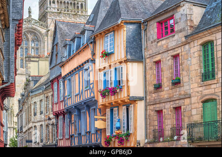 Maisons en pierre colorée dans la vieille ville de Quimper, Bretagne, France Banque D'Images