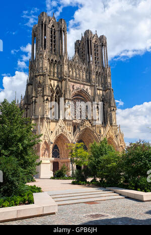 Notre Dame de la cathédrale de Reims est l'endroit où étaient couronnés les rois français, France Banque D'Images