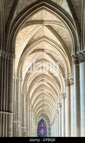 Dans Archway la cathédrale gothique de Reims, France Banque D'Images