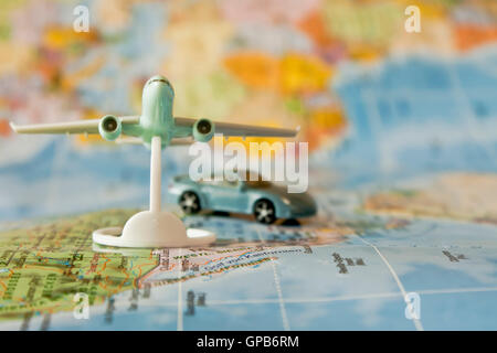 Concept de voyage avec voiture jouet et toy airplane sur une carte Banque D'Images