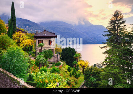 Villa de luxe jardin et sur le Lac de Como par Milan, Italie Banque D'Images