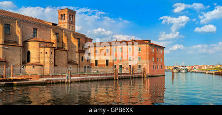 Château vénitien se reflétant dans la lagune, Chioggia, Venise, Italie Banque D'Images