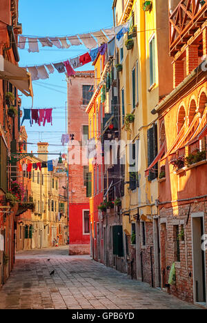 Le séchage des vêtements sur un chemin dans les lignes de la cuisine italienne traditionnelle, Venise, Italie Banque D'Images