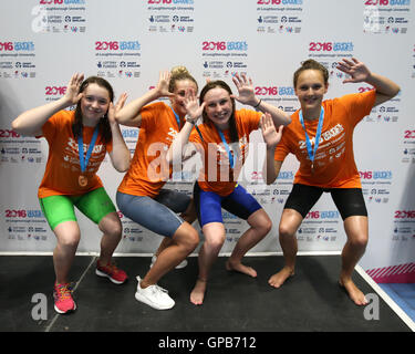 L'Angleterre l'équipe de l'est sur le podium pour le relais du 800 m femmes lors de la troisième journée de l'école 2016 Jeux à Pond's forge, Sheffield. ASSOCIATION DE PRESSE Photo. Photo date : Samedi 3 septembre 2016. Crédit photo doit se lire : Steven Paston/PA Wire Banque D'Images